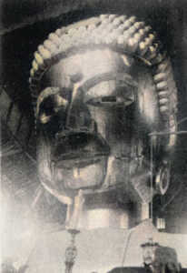 Wikipediaより：方広寺,上半身のみの木造4代目大仏(1973年焼失)。資金不足のためか従前の大仏と異なり躯体に金箔が張られていない　